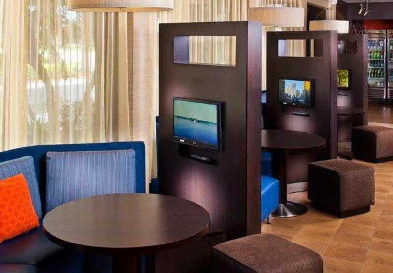 Courtyard Melbourne West Hotel Екстериор снимка