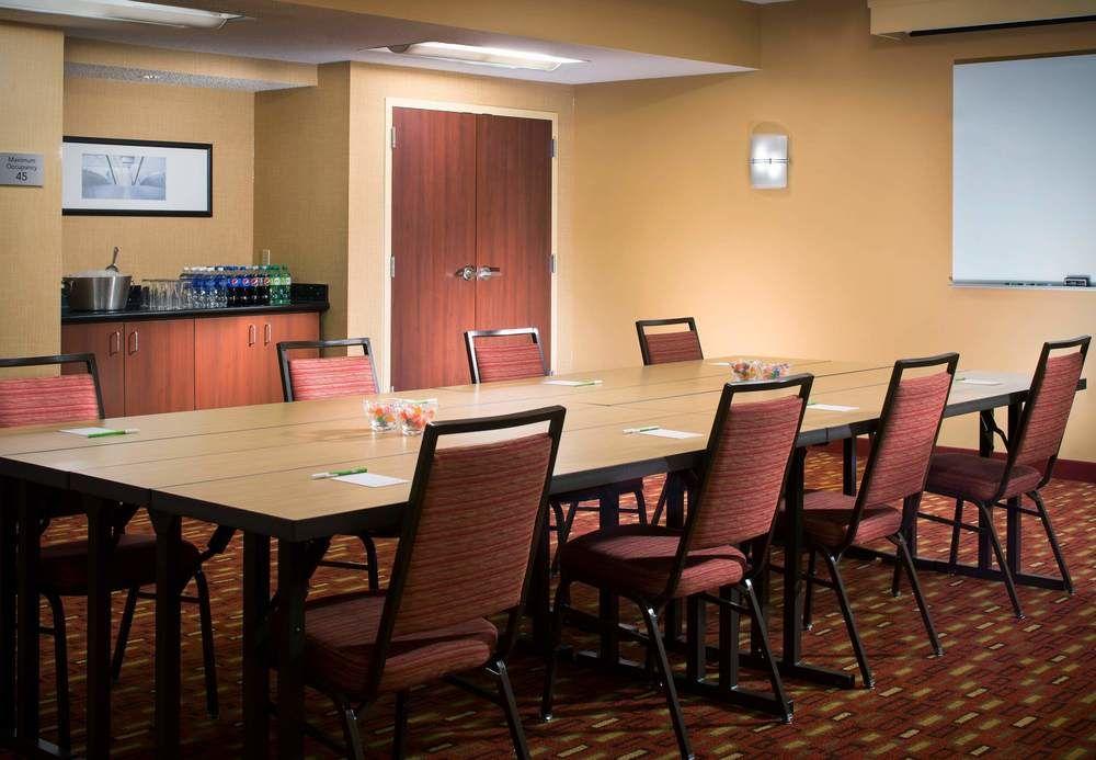 Courtyard Melbourne West Hotel Екстериор снимка