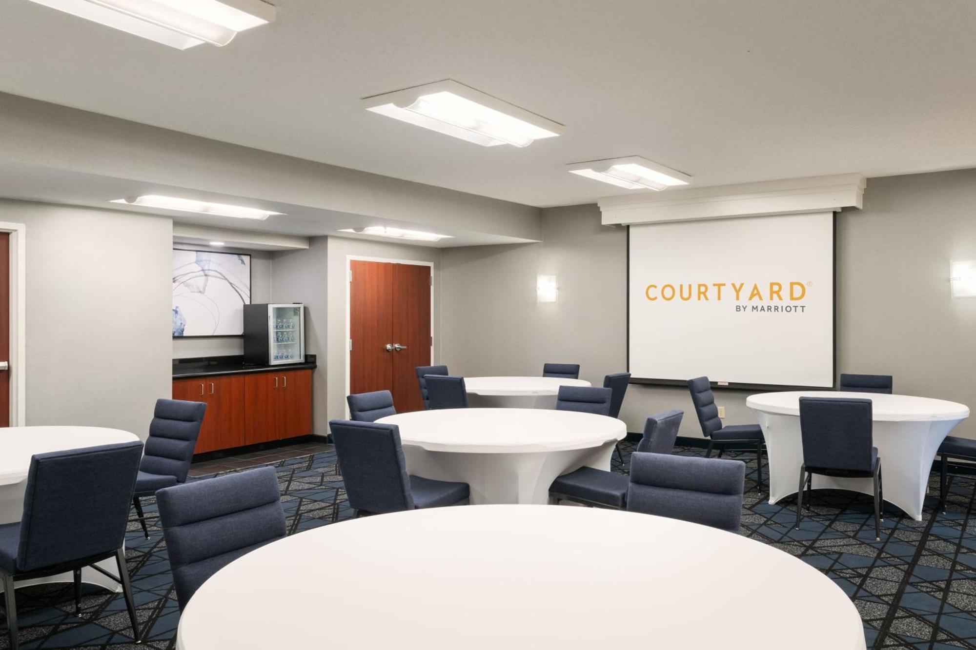 Courtyard Melbourne West Hotel Екстериор снимка