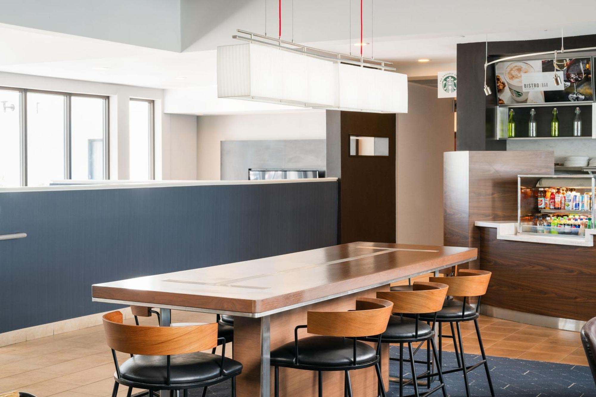 Courtyard Melbourne West Hotel Екстериор снимка