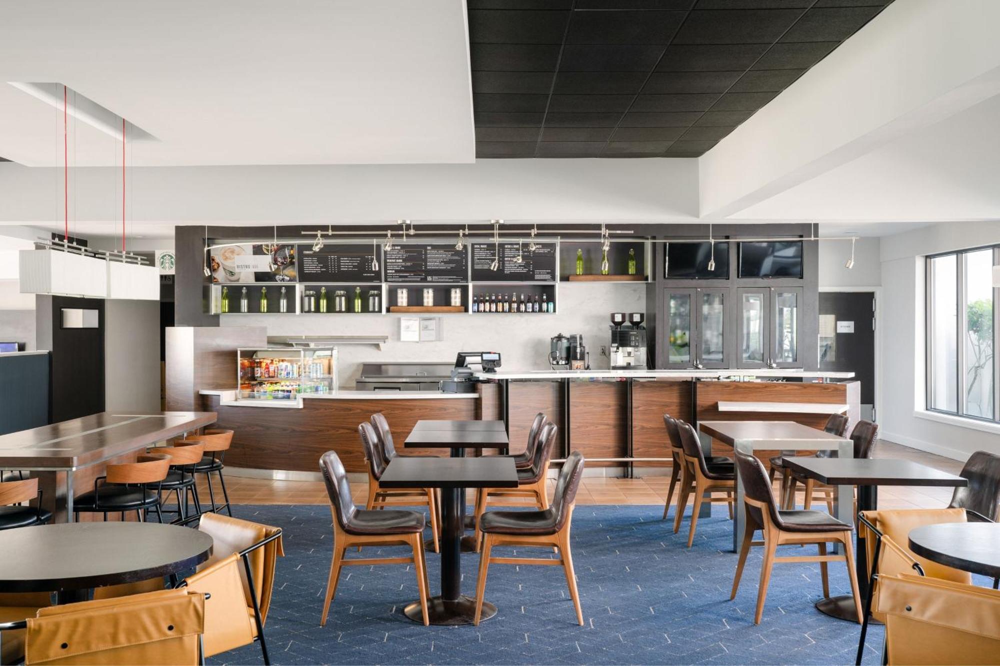 Courtyard Melbourne West Hotel Екстериор снимка