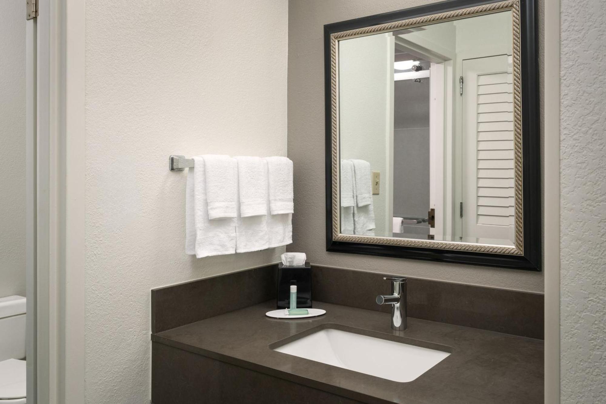Courtyard Melbourne West Hotel Екстериор снимка