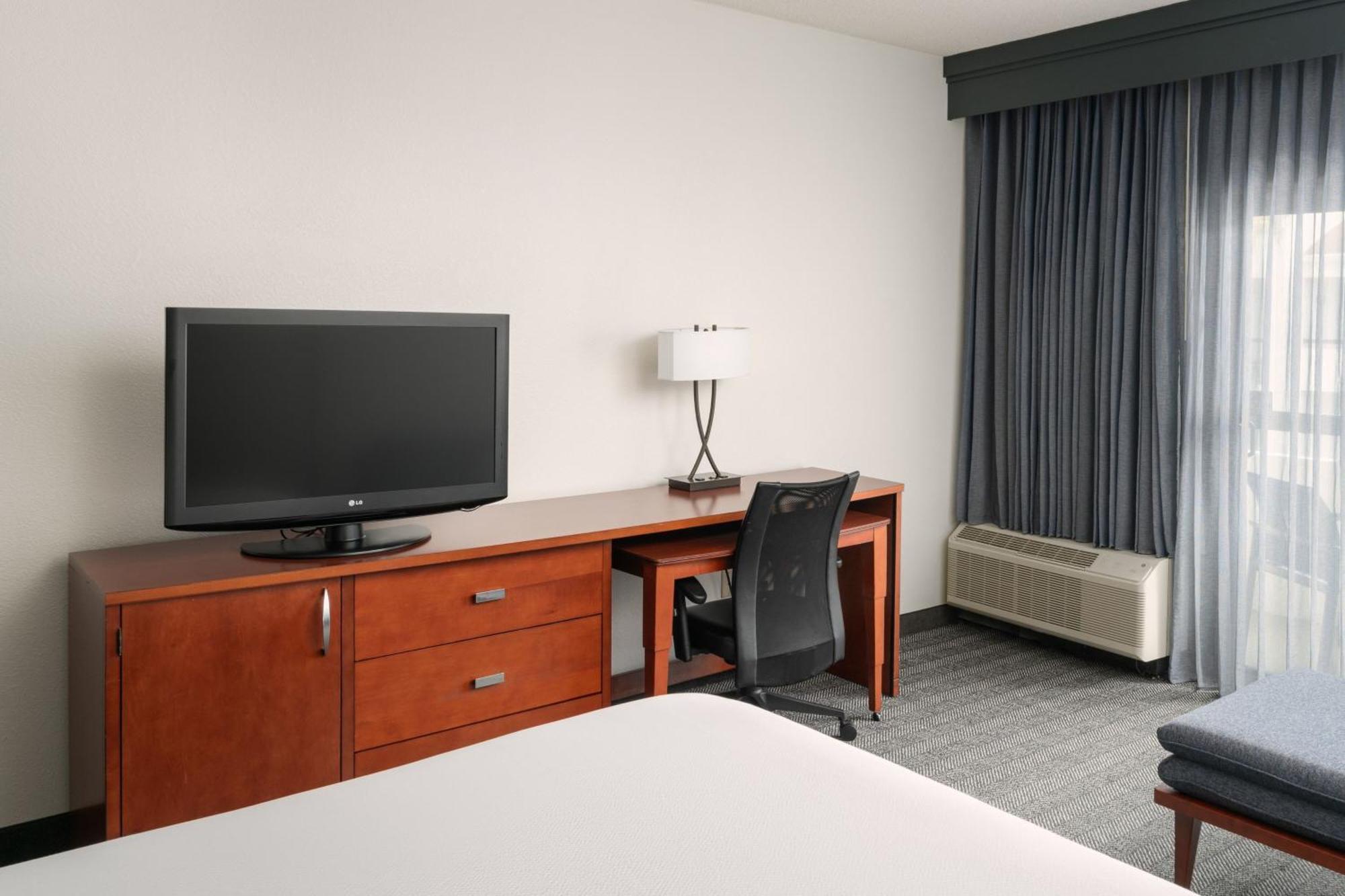 Courtyard Melbourne West Hotel Екстериор снимка