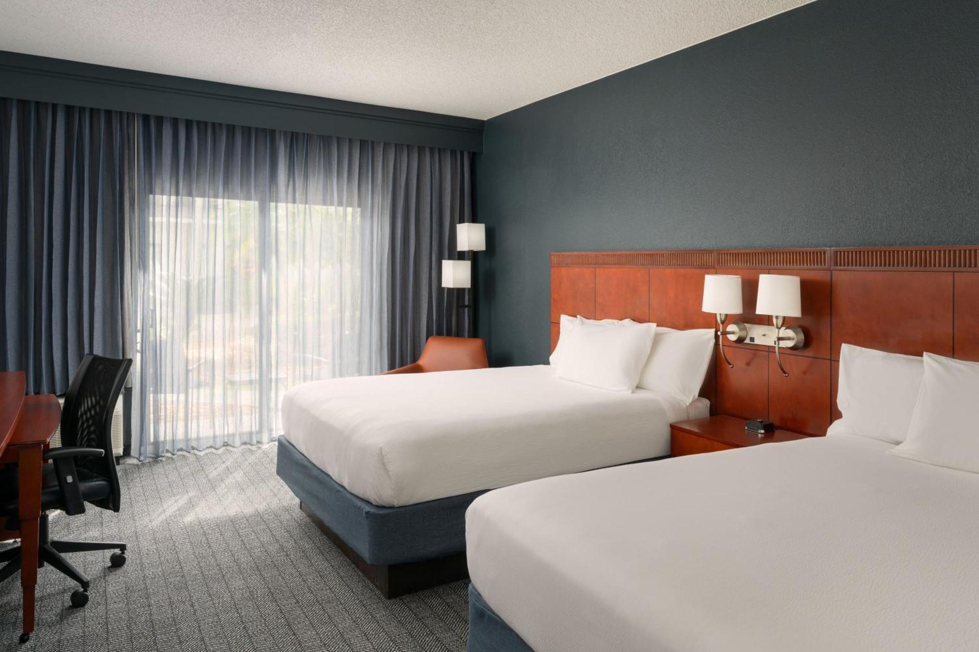 Courtyard Melbourne West Hotel Екстериор снимка