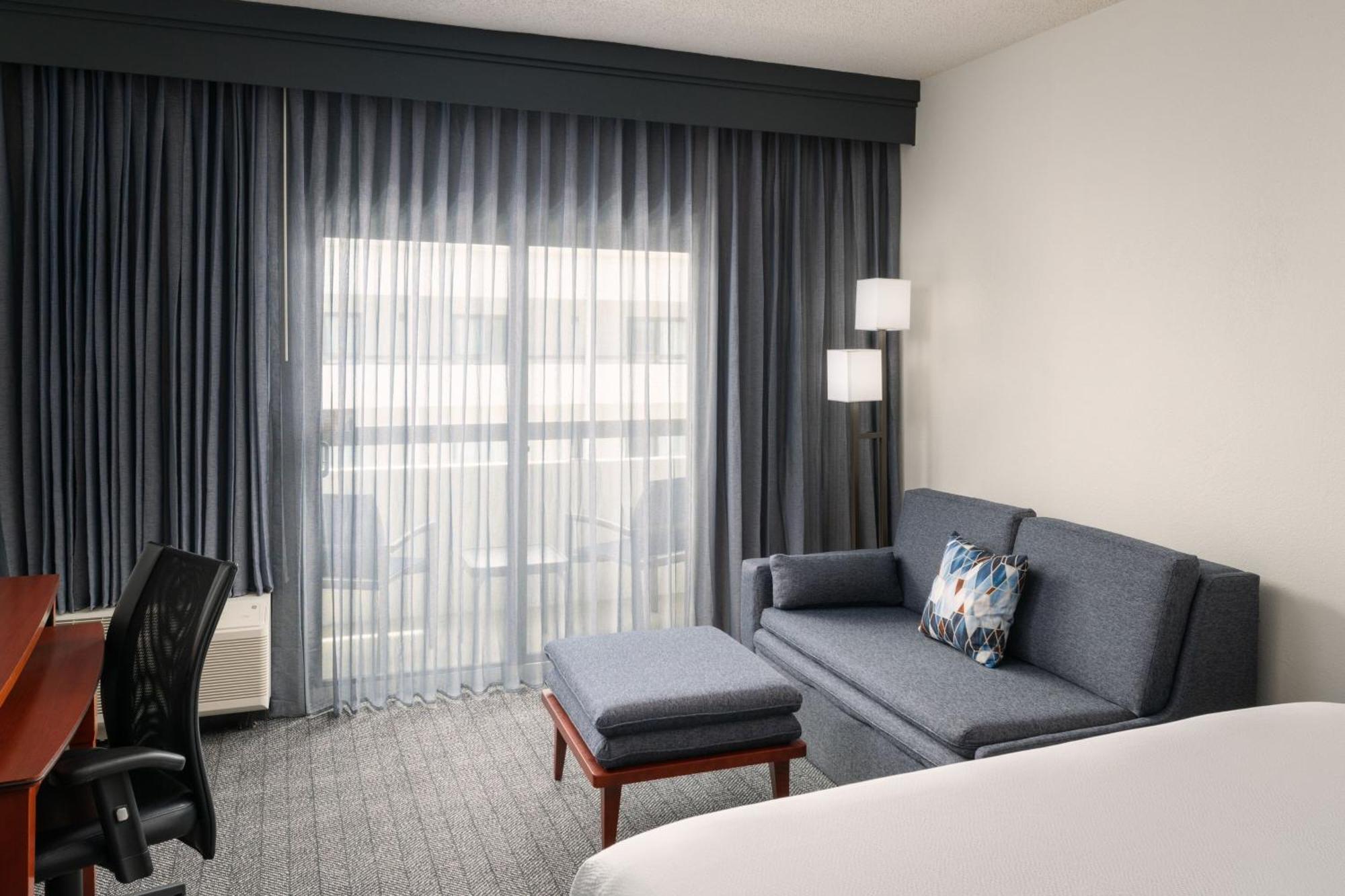 Courtyard Melbourne West Hotel Екстериор снимка