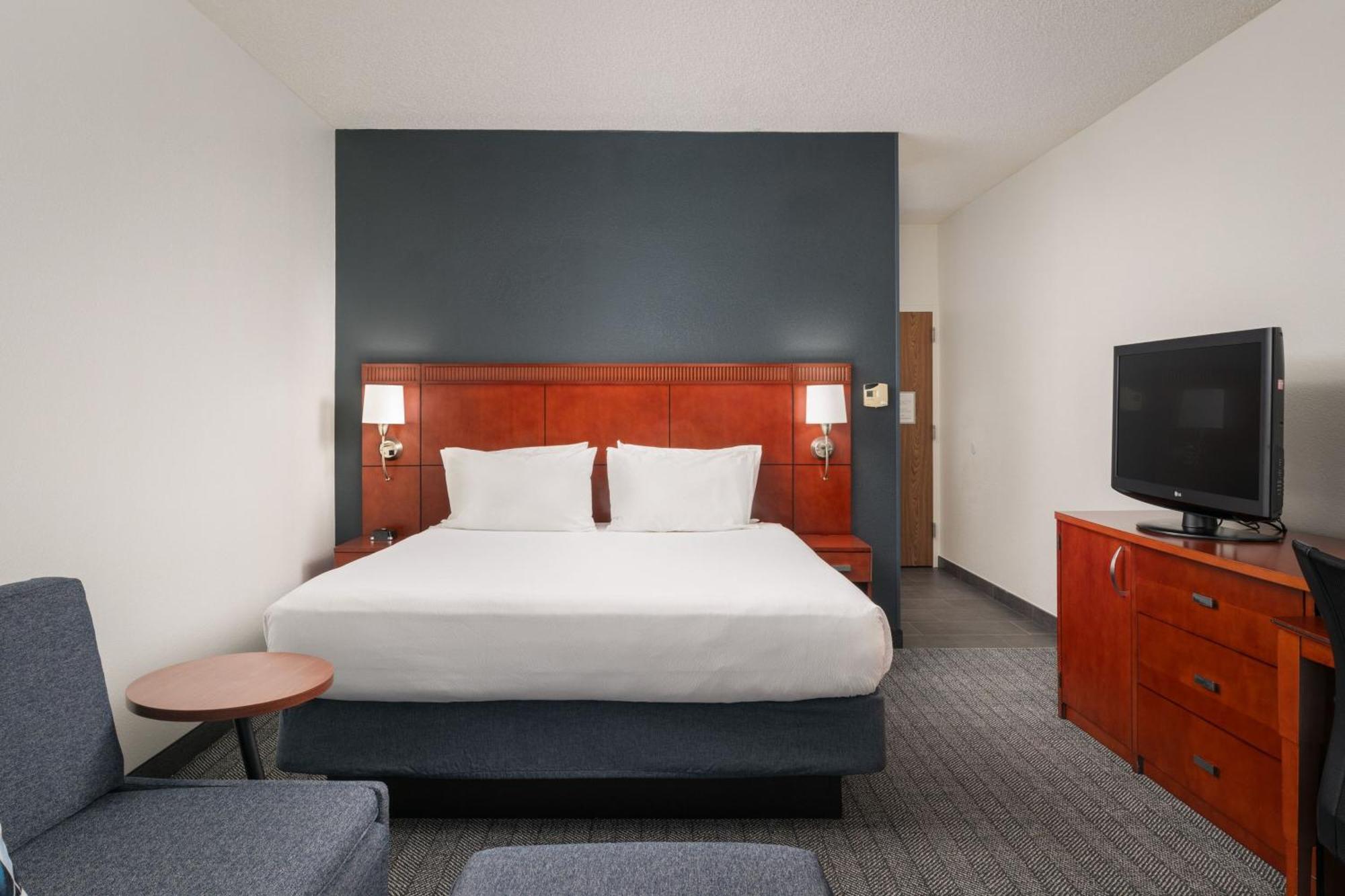Courtyard Melbourne West Hotel Екстериор снимка