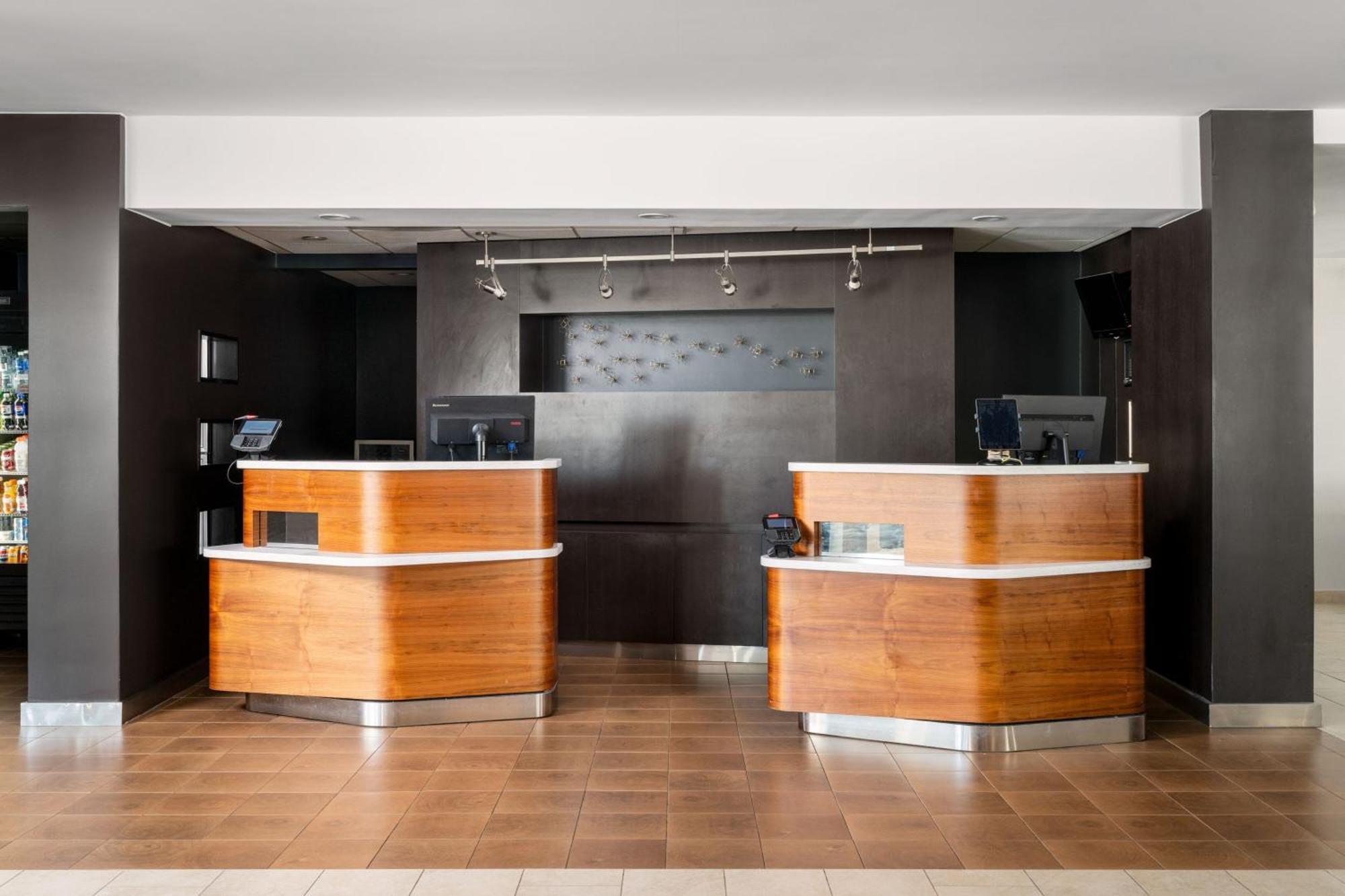 Courtyard Melbourne West Hotel Екстериор снимка