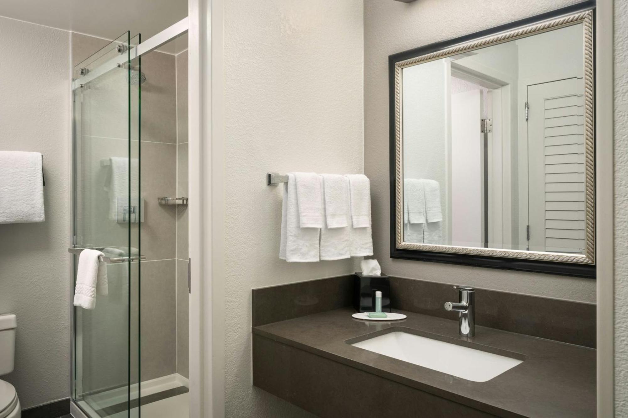 Courtyard Melbourne West Hotel Екстериор снимка