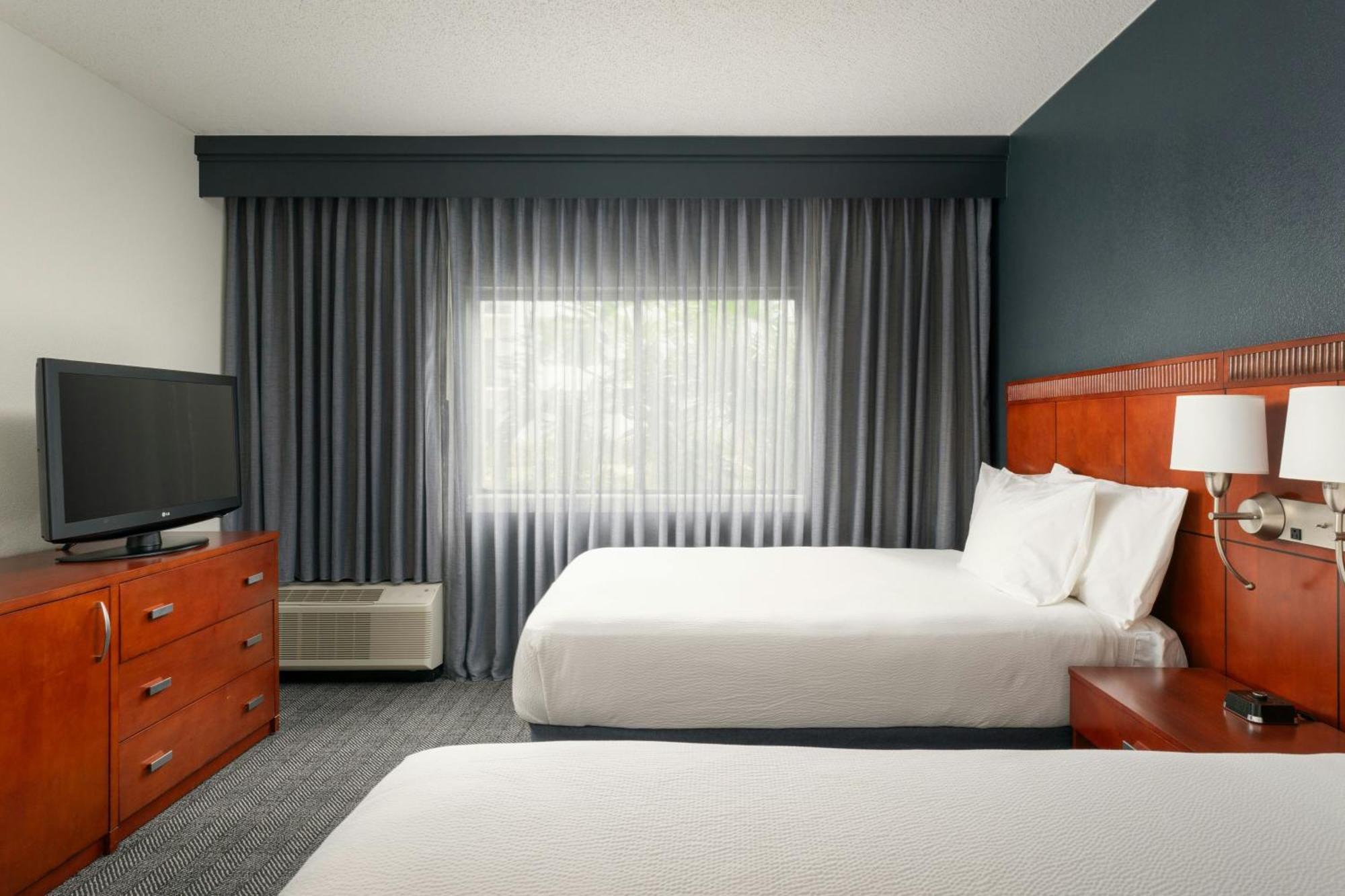 Courtyard Melbourne West Hotel Екстериор снимка