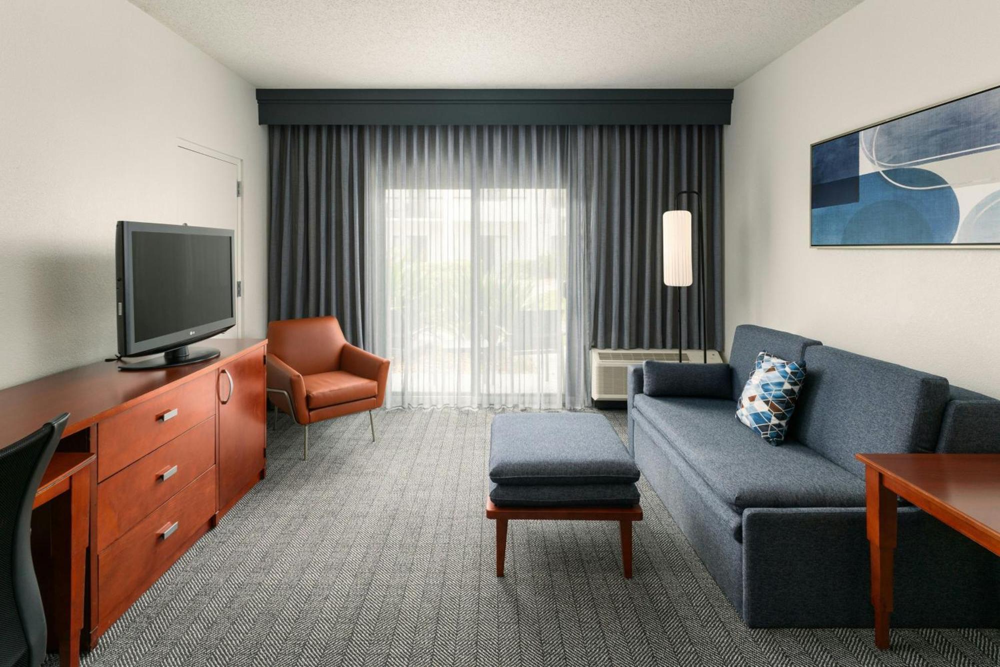 Courtyard Melbourne West Hotel Екстериор снимка