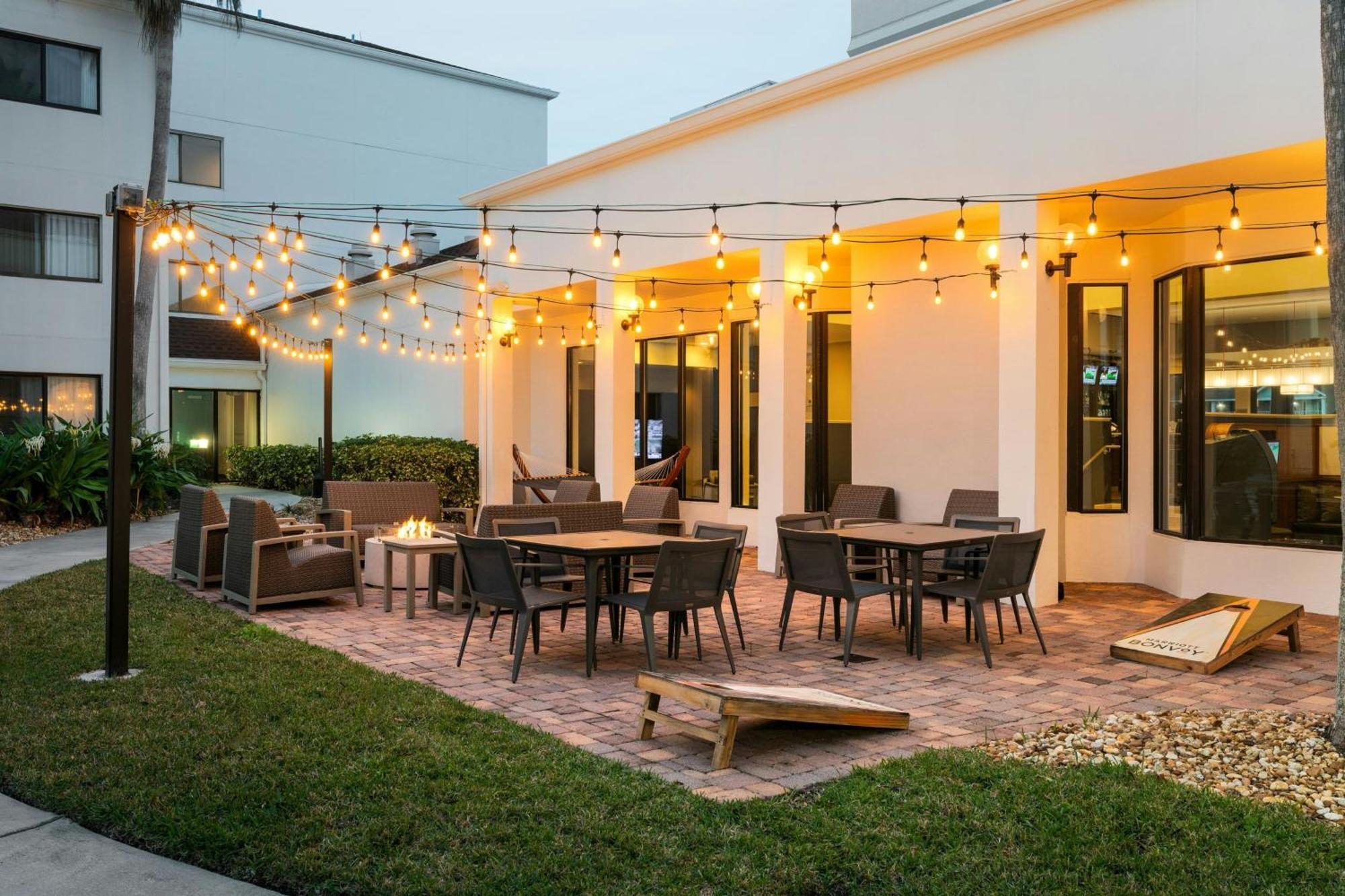 Courtyard Melbourne West Hotel Екстериор снимка