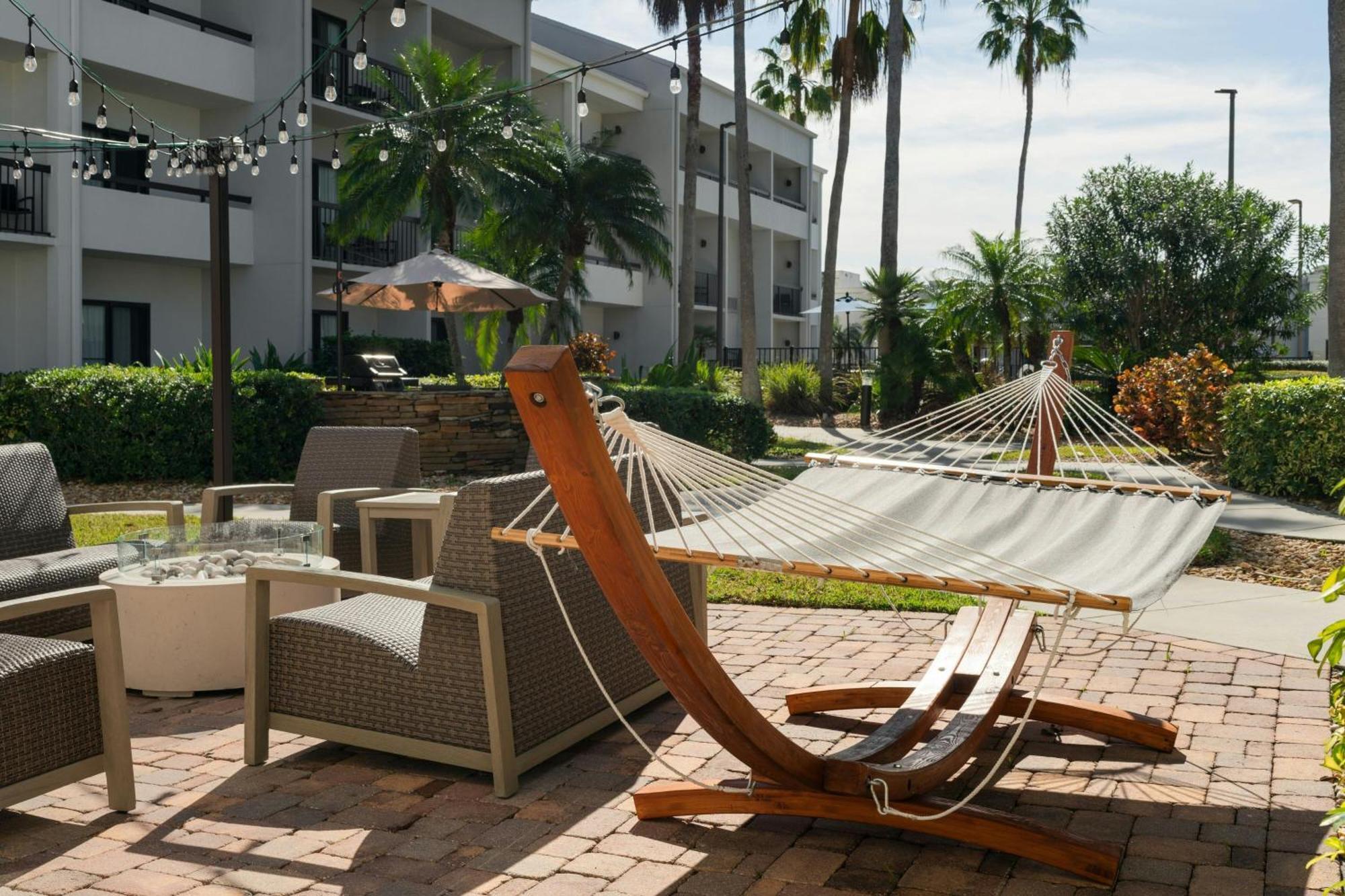 Courtyard Melbourne West Hotel Екстериор снимка