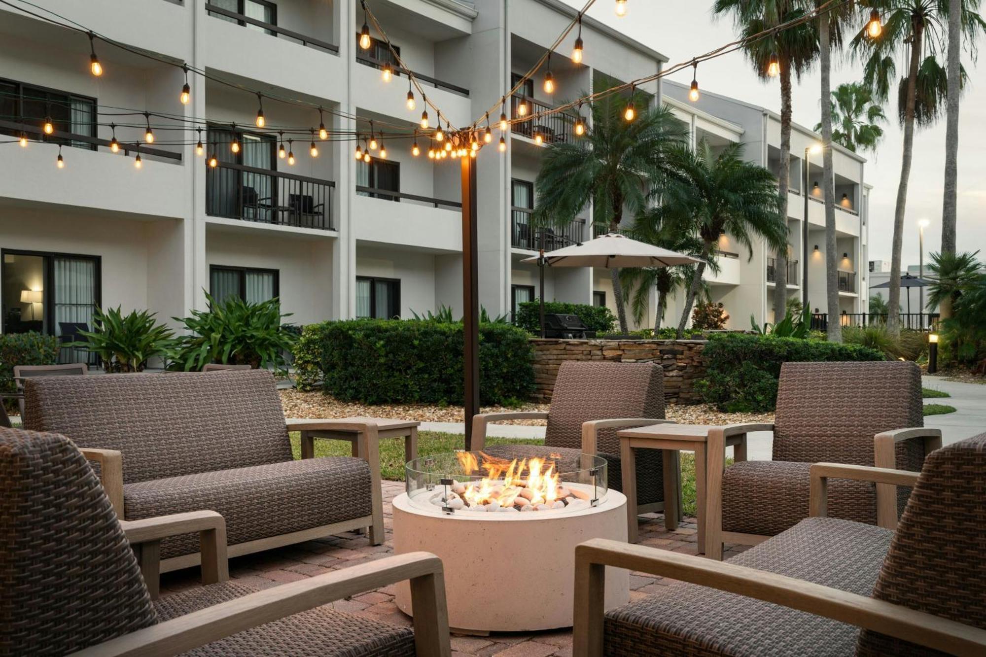 Courtyard Melbourne West Hotel Екстериор снимка