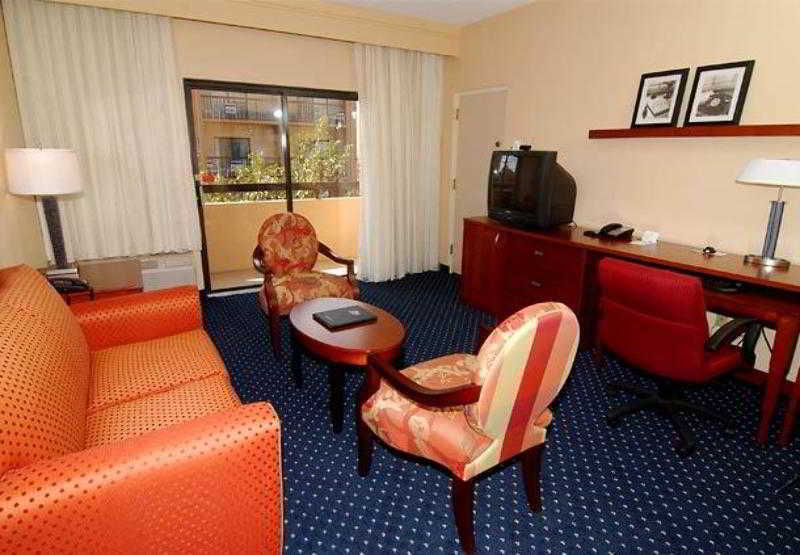 Courtyard Melbourne West Hotel Стая снимка