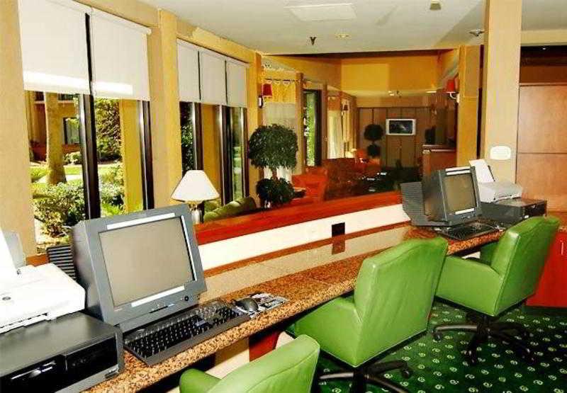 Courtyard Melbourne West Hotel Съоръжения снимка